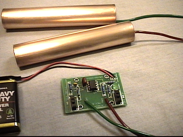 ParaZapperEZ parasite zapper with attached copper paddles. Electrocute parasites with the improved Hulda Clark zapper.